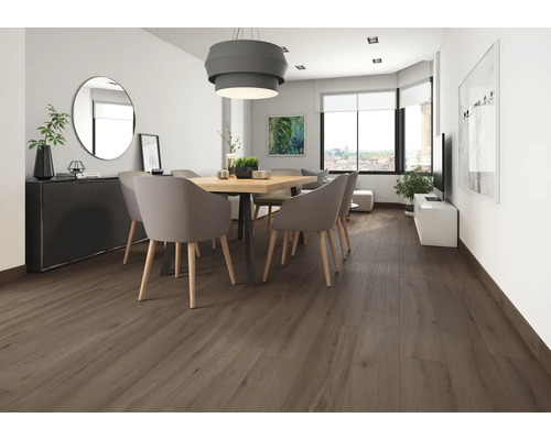 Heller Speisesaal mit Holzboden, Esstisch und Stühlen