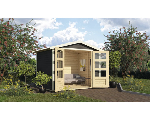 Gartenhaus mit offenstehenden Doppeltüren und Sofa im Garten