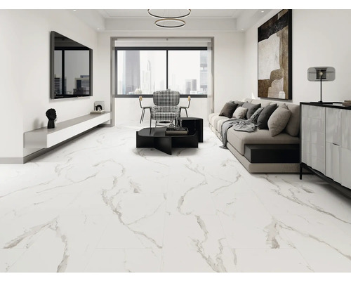 Heller Wohnraum mit Fliesen in Marmoroptik, Sofa und Fernseher