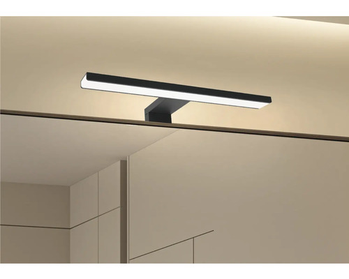 Badezimmer mit Spiegel und Aufsatzleuchte