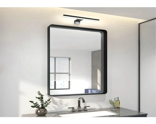 Modernes Badezimmer mit Spiegel, Waschbecken und Lampe