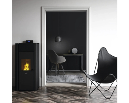 Wohnzimmer mit Pelletofen, Stuhl und Schreibtisch