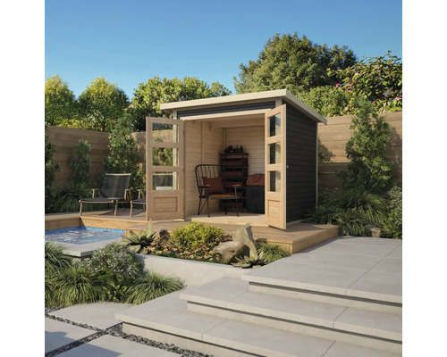 Gartenszene mit Gerätehaus, Holzterrasse und Treppe