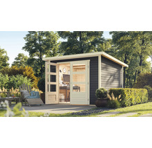 Modernes Gartenhaus mit geöffneten Glastüren und Büroeinrichtung im Garten.