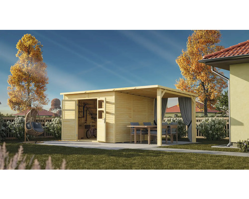 Holzgartenhaus mit offener Tür und seitlichem Unterstand mit Vorhängen, Tisch und Stühlen im Garten.