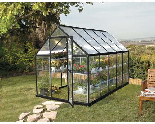 Gewächshaus Palram – Canopia Hybrid 6x10 Polycarbonat 4 mm 185 x 305 cm grau Gewächshaus mit Regalen und geöffneter Tür im Garten