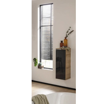 Badezimmer mit Fenster, Jalousien und Hänge-Waschbeckenschrank