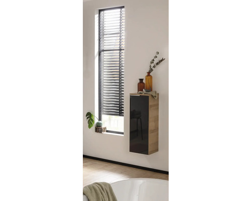Badezimmer mit Fenster, Jalousien und Hänge-Waschbeckenschrank
