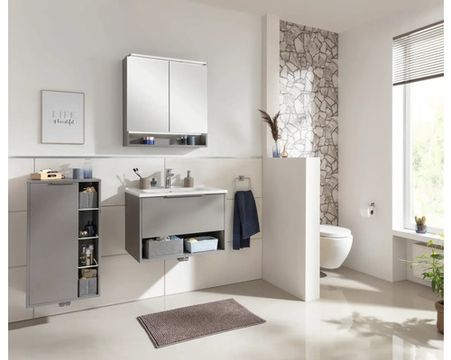 Badezimmer mit Waschtisch, Spiegelschrank, Hochschrank und Toilette in hellem Design