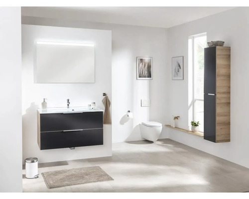 Modernes Badezimmer mit Waschtisch, Spiegel, Toilette und Hochschrank für Badezimmerzubehör.