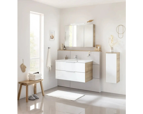 Badezimmer mit Waschtisch, Spiegelschrank und Hochschrank in Holzoptik und Weiß