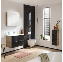 Helles Badezimmer mit Waschtisch, Spiegelschrank, Hänge-WC und Badewanne.