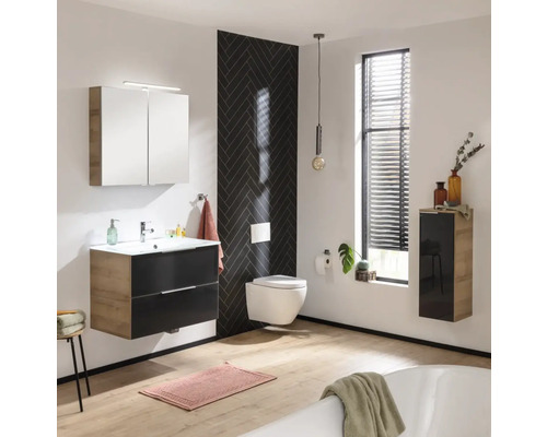Helles Badezimmer mit Waschtisch, Spiegelschrank, Hänge-WC und Badewanne.