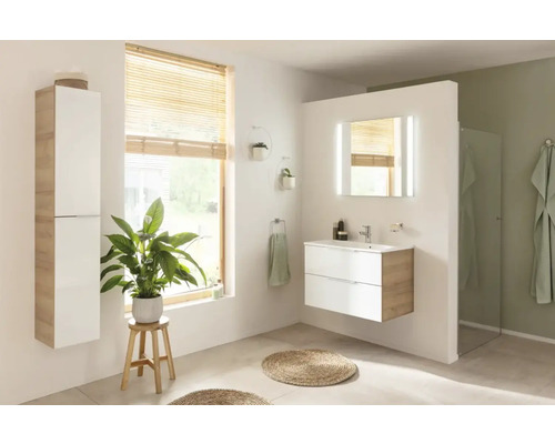 Helles Badezimmer mit Waschtisch, Spiegelschrank, Hochschrank und Dekorationen für eine freundliche Atmosphäre.