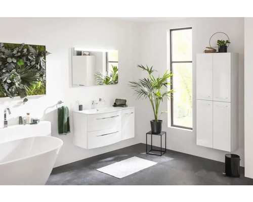 Modernes Badezimmer mit Badewanne, Waschtischunterschrank, Spiegelschrank, Hochschrank, Pflanzenwand und Zimmerpflanze