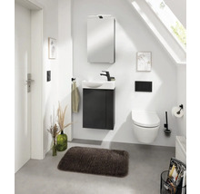 Modernes Badezimmer mit Waschtisch, Spiegelschrank und Toilette unter einer Dachschräge