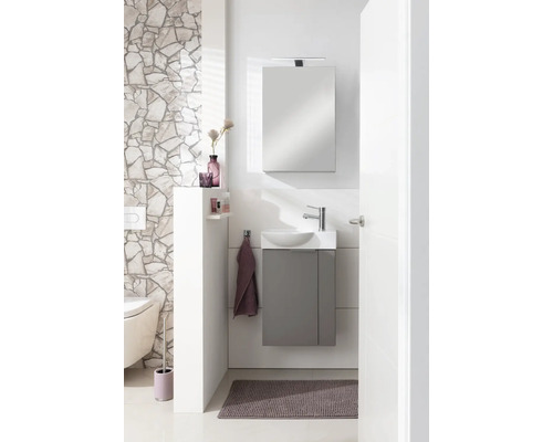 Modernes Badezimmer mit Waschtisch, Spiegelschrank und Dekoration