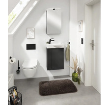 Badezimmer mit Toilette, Waschtischunterschrank, Spiegelschrank und Accessoires unter einer Dachschräge