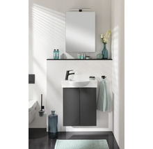 Badezimmer mit Waschbecken, Unterschrank, Spiegel und Ablagefläche