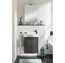 Modernes Badezimmer mit Waschtisch, Spiegel, Ablagefläche und Accessoires