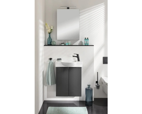 Modernes Badezimmer mit Waschtisch, Spiegel, Ablagefläche und Accessoires