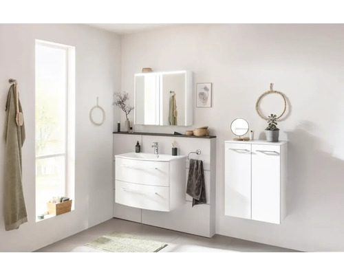 Helles Badezimmer mit Waschtisch, Spiegel und Hängeschrank für eine moderne Badezimmereinrichtung