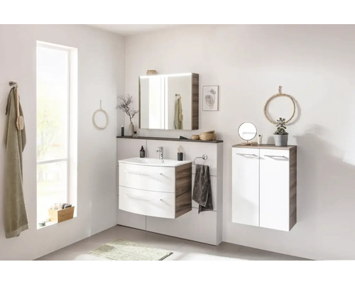 Helles Badezimmer mit Waschtisch, Spiegelschrank und Hängeschrank