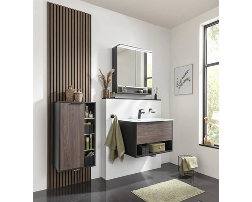 Modernes Badezimmer mit Waschtisch, Spiegelschrank und offenem Hängeschrank vor einer Wandpaneele