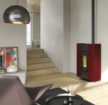 Wohnzimmer mit Kaminofen, Lampe und Treppe