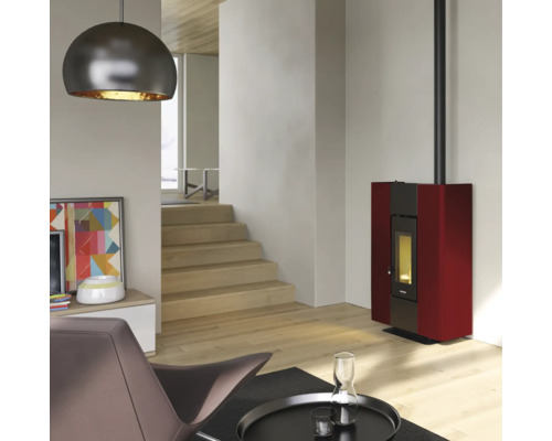 Wohnzimmer mit Kaminofen, Lampe und Treppe