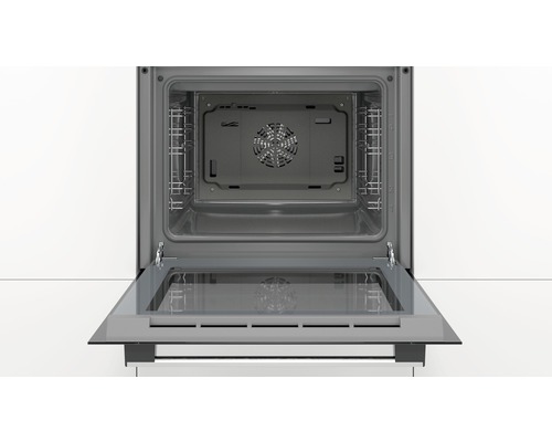 Geöffneter Backofen mit Heißluftfunktion