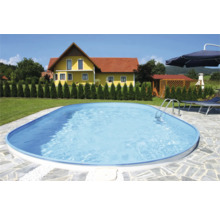 Ovaler Swimmingpool im Garten mit Haus im Hintergrund