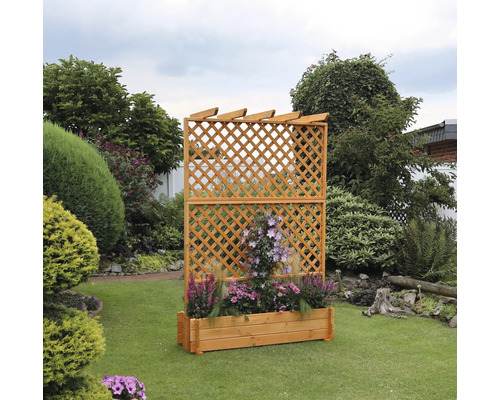 Holzpflanzkasten mit Rankgitter im Garten