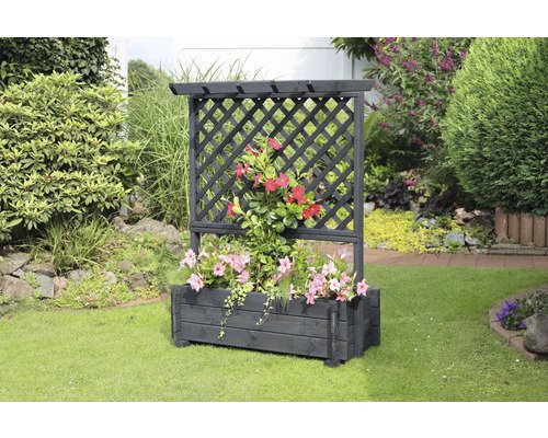 Blumenkasten mit Rankgitter aus Holz im Garten