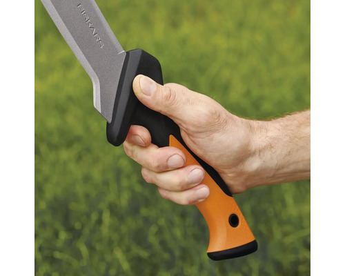 Nahaufnahme einer Hand, die eine Fiskars Machete mit orangefarbenem Griff hält