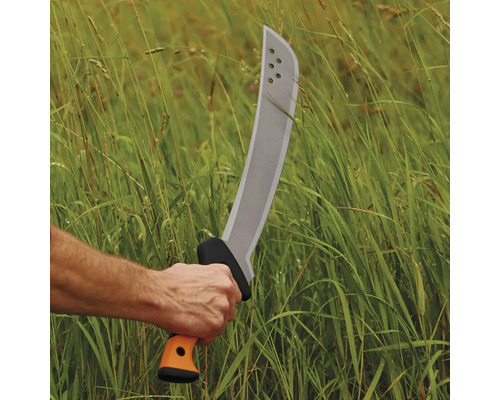 Machete mit Handschutz vor Gras