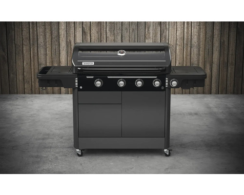 Dunkler Gasgrill mit vier Brennern und Seitentischen.