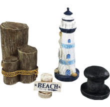 Dekoration mit Leuchtturm, Anker, Strandwegweiser und Holzpfosten für den maritimen Look