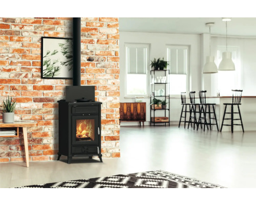 Wohnzimmer mit Kaminofen, gemauerter Wand und minimalistischer Einrichtung