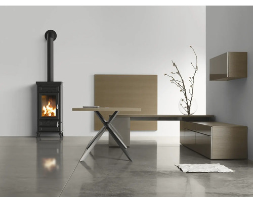 Modernes Wohnzimmer mit Kaminofen, Schreibtisch und Holzmöbeln