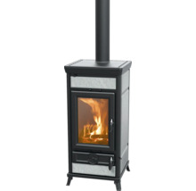 Kaminofen mit Holzfeuer und Rauchrohr