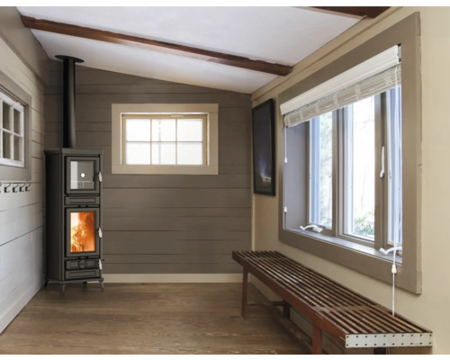 Raumansicht mit Kaminofen, Fenster mit Jalousie und Holzbank