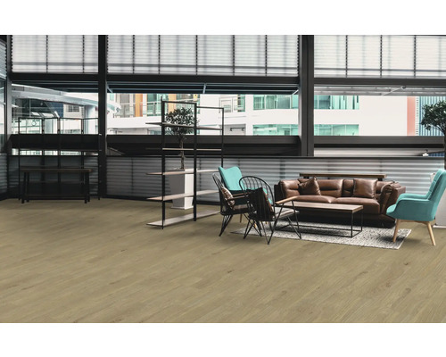 Heller Raum mit Holzboden, Sofa, Sessel und Regalen.