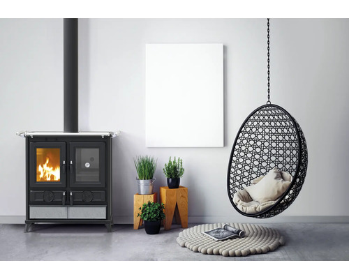 Wohnzimmer mit Kaminofen, Hängesessel und Dekoration