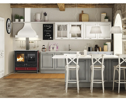 Helle Landhausküche mit Küchenherd, Kücheninsel und Pendelleuchten