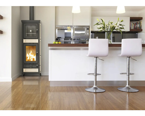 Kaminofen im modernen Küchenambiente mit weißen Möbeln und Holzboden.