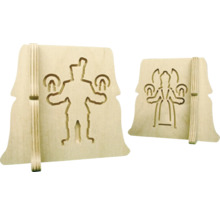 Zwei dekorative Figuren mit eingravierten Motiven