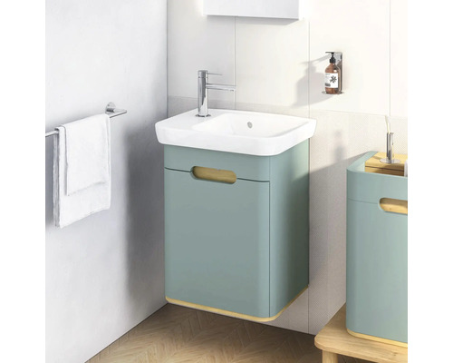 Badezimmer mit Waschbeckenunterschrank, Waschbecken und Armatur