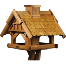 Vogelhaus aus Holz mit Schindeldach und Futterstelle