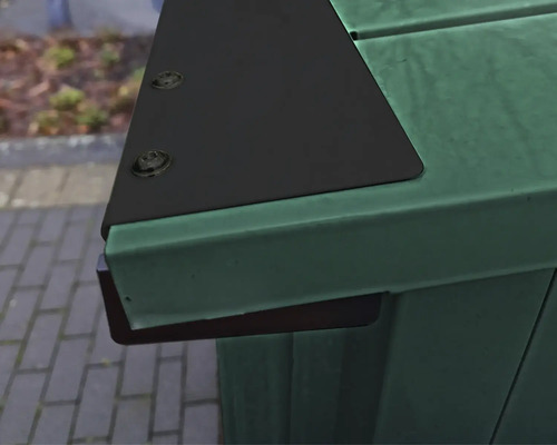 Laubabdeckung Hörmann EcoStar für Regenrinne Satteldach Typ 1 RAL9005 Detailansicht eines grünen Geräteschranks mit schwarzer Abdeckung und Schrauben